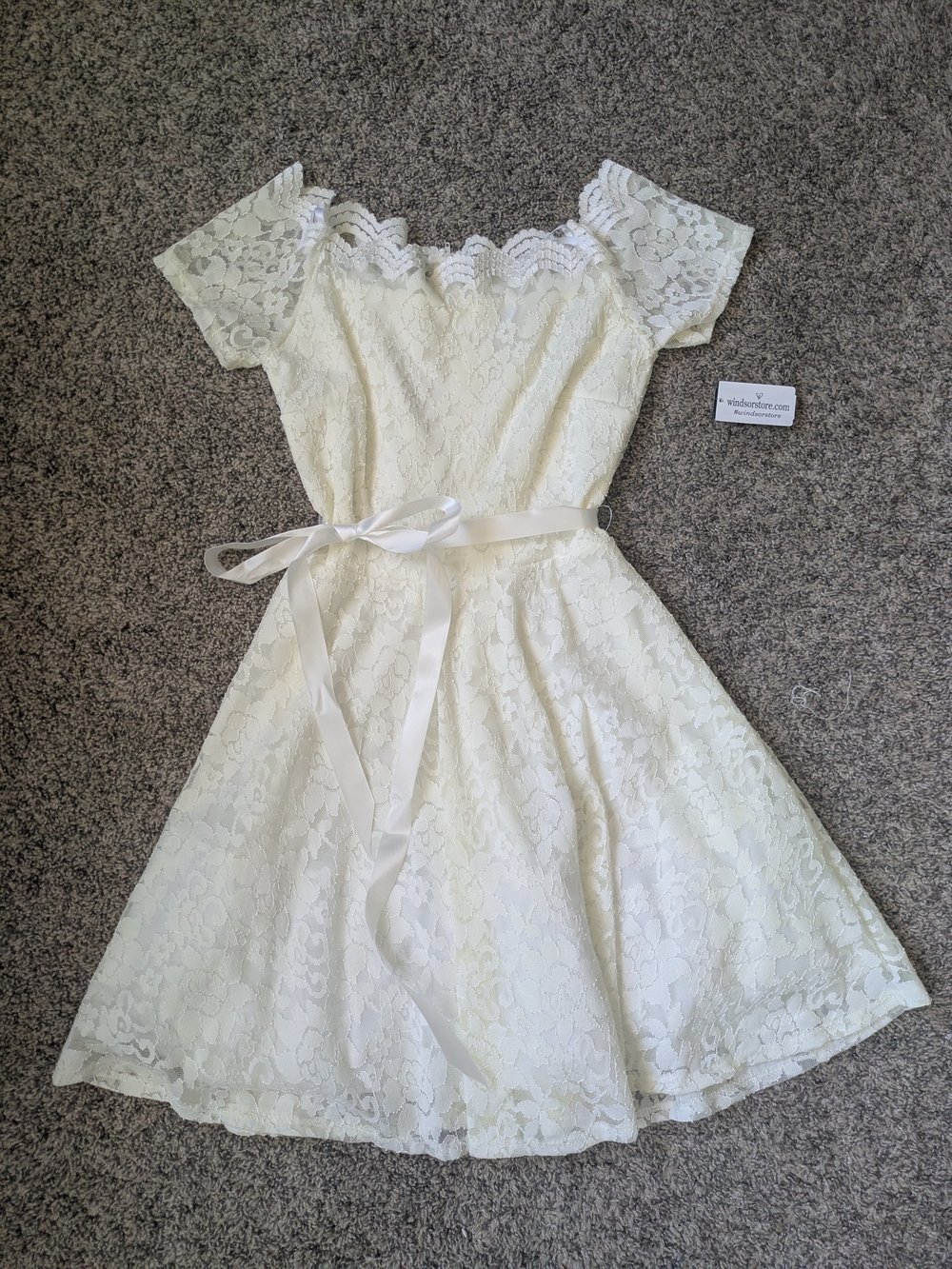NWT Windsor Cream Off-Shoulder Lace Dress Size Medium